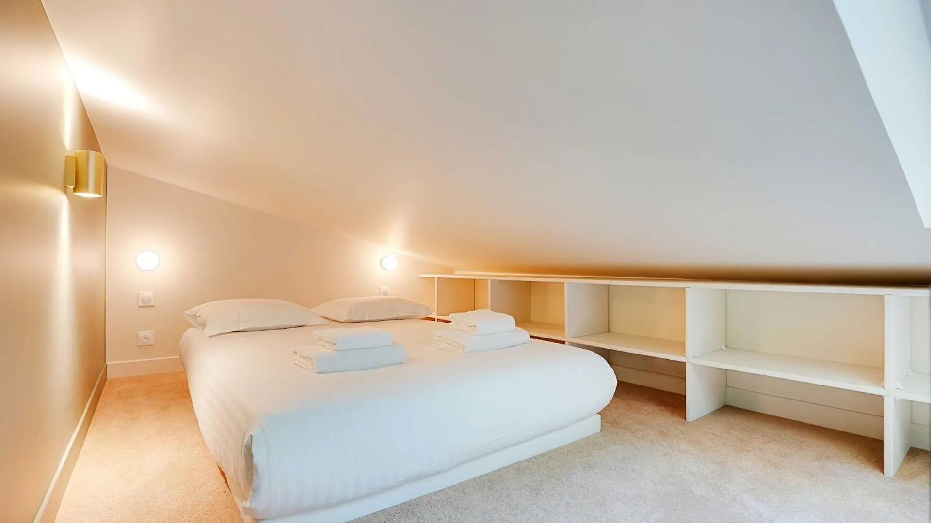 Chic And Cosy Apartment-Canal Saint Martin ile iletişim